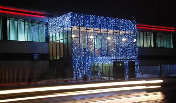 Clădire de birouri îmbrăcată într-o perdea luminoasă albastră