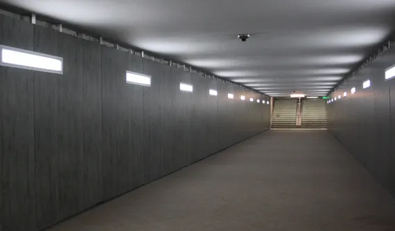 Pasaj pietonal subteran iluminat uniform, cu aparate antivandalism