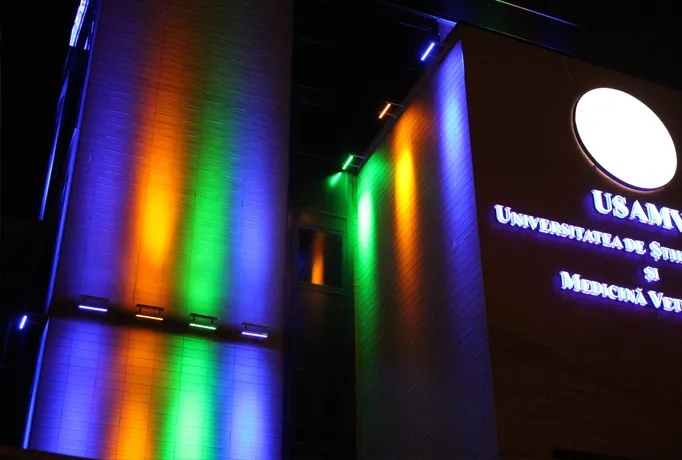 Fațada USAMV Cluj-Napoca pusă în valoare cu proiectoare RGB