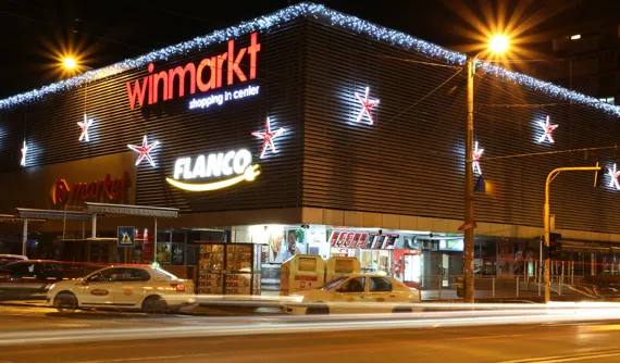 Fațada Winmarkt cu ornamente luminoase montate deasupra intrării