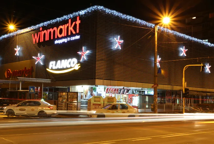 Winmarkt Shopping Center decorat cu stele luminoase de sărbători